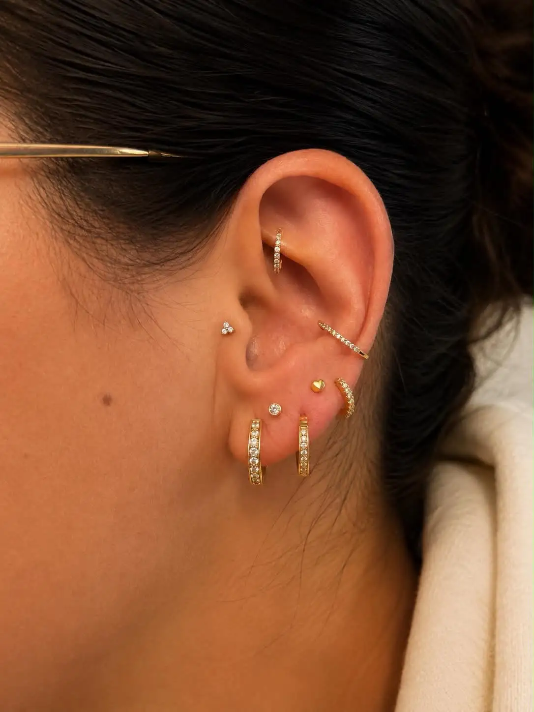 Oreille percée avec bijoux en or