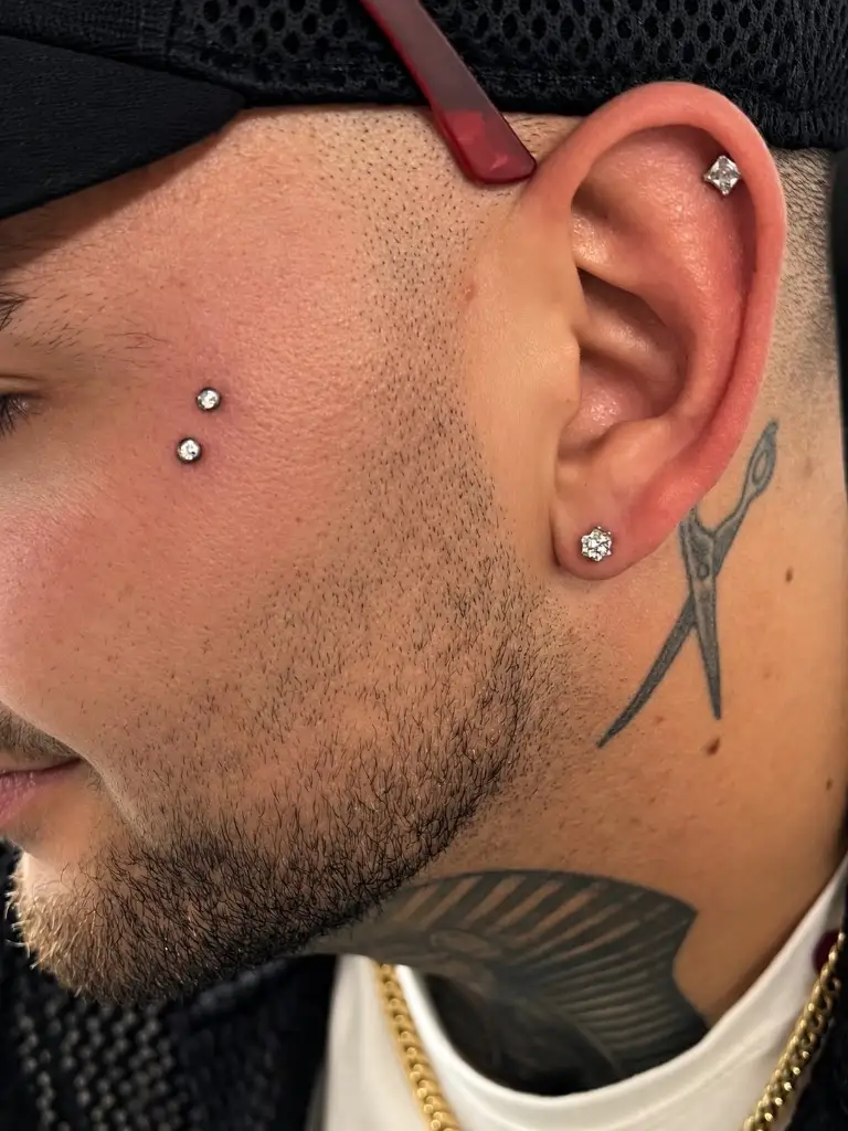 Microdermals sur la pommette