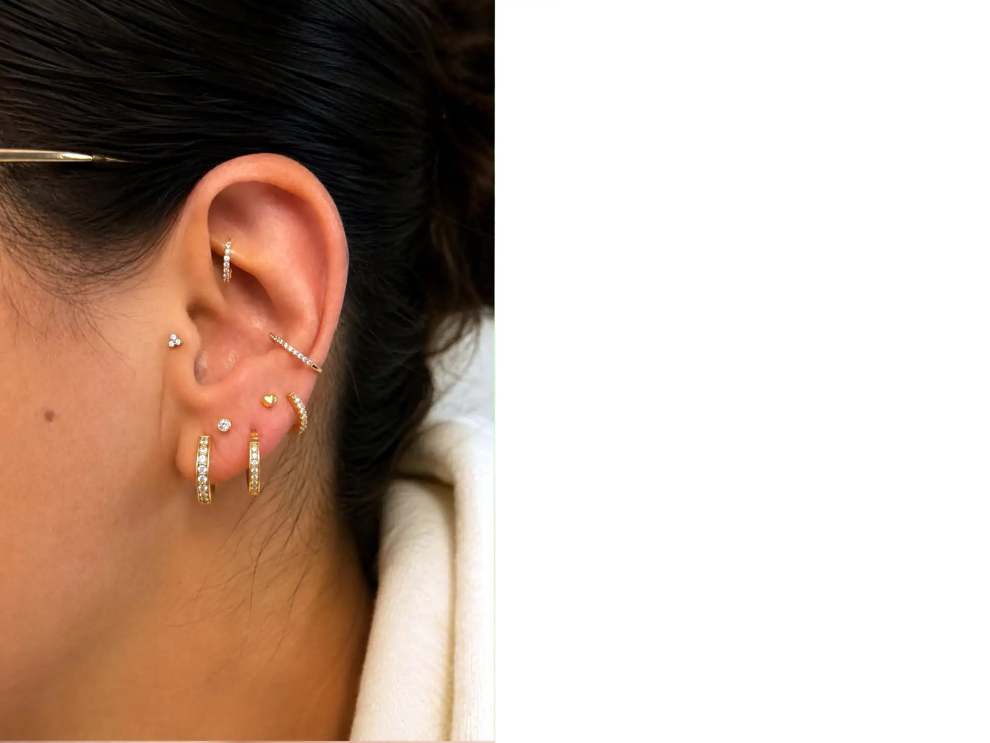Oreille avec plusieurs piercings