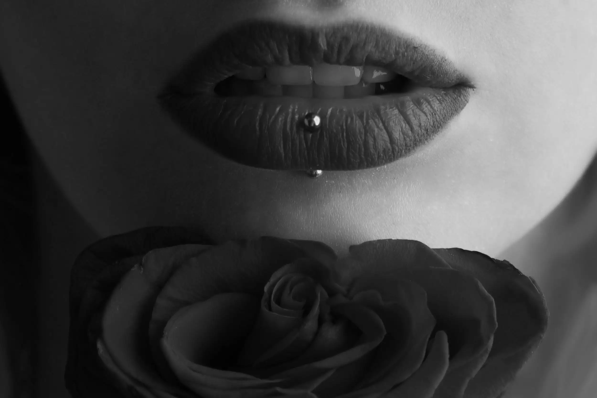 Gros plan de lèvres avec un piercing vertical labret